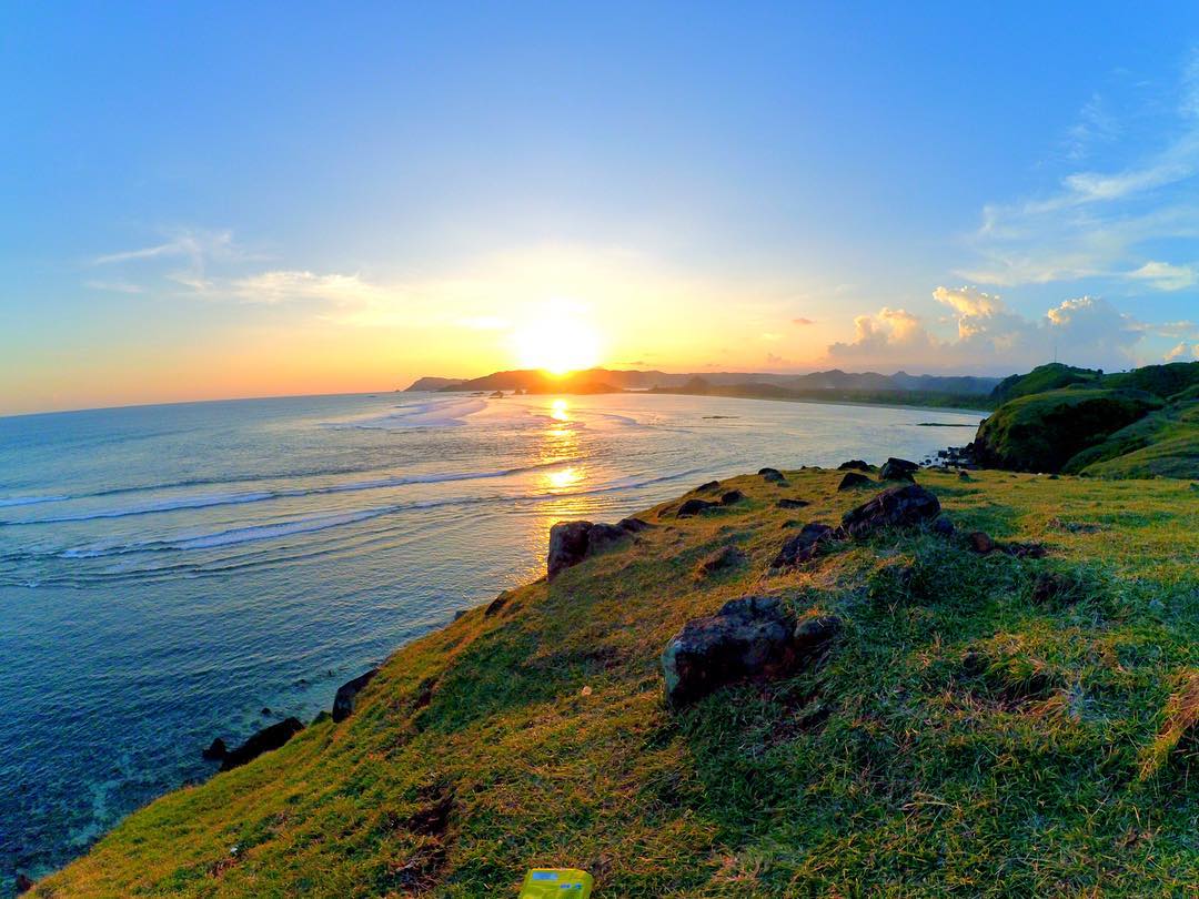bukit merese tempatnya penikmat senja melihat sunset