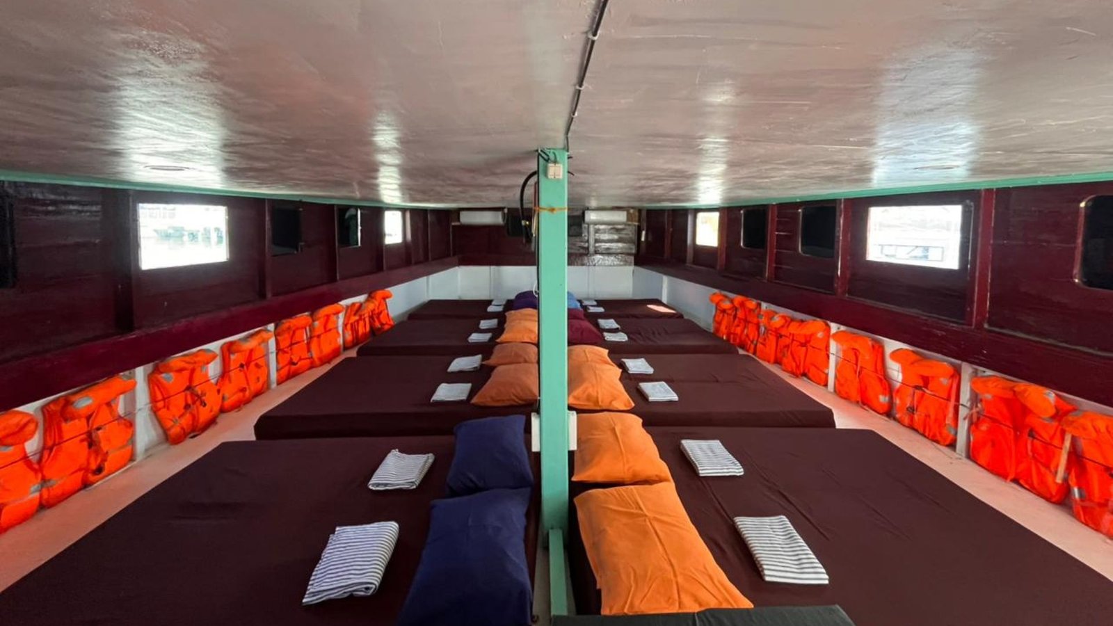Sharing Cabin Standard Boat Gili Trawangan Tour & Travel