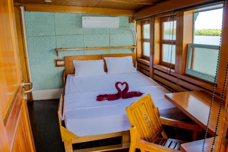 wisata pulau komodo, wisata komodo, wisata perahu komodo, wisata perahu pulau komodo​