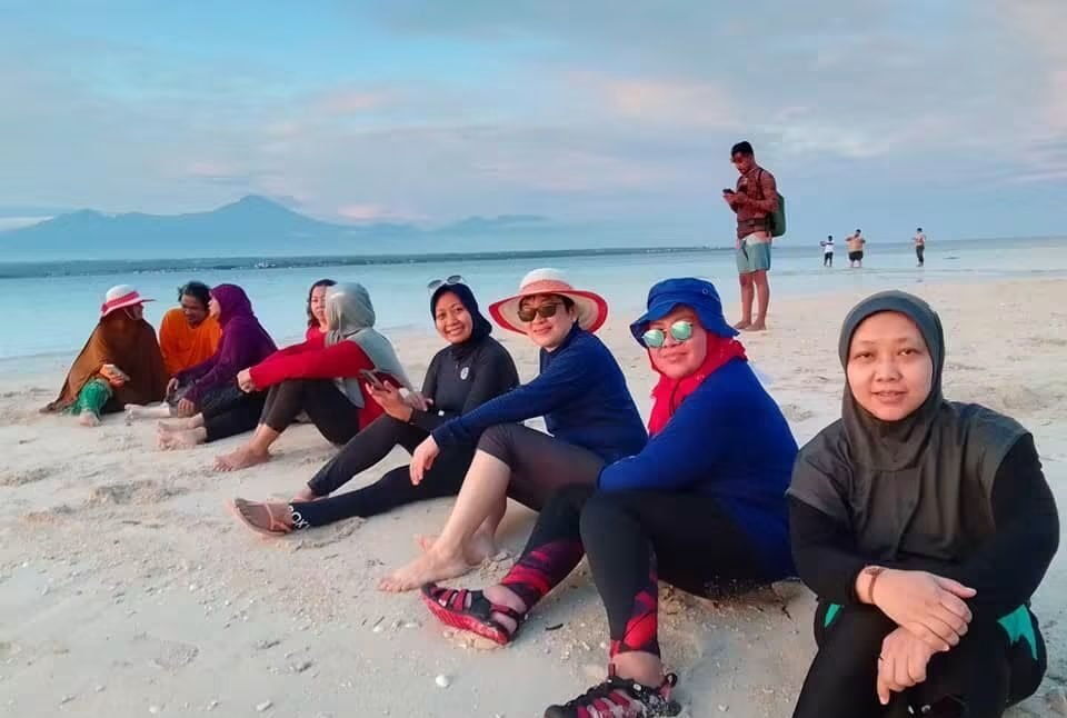 Liburan Rombongan ke Lombok, Pink Beach, Pantai Pink, Pantai Tangsi, wisata pantai, liburan pantai, Lombok, Komodo, wisata Indonesia, pasir pink, rekreasi, momen kebersamaan, liburan bersama, pantai tropis, lanskap pantai, foto grup, wisata bahari